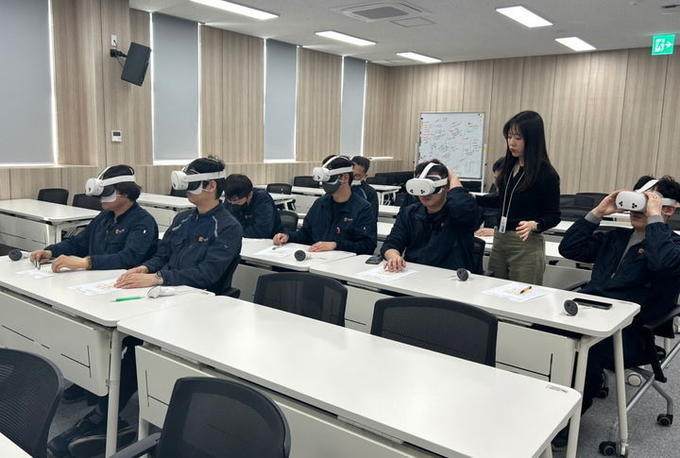 대웅제약 임직원들이 VR 가상 체험을 통해 안전 작업에 대한 학습을 하고 있는 모습. ⓒ 파이낸셜데일리 / 대웅제약