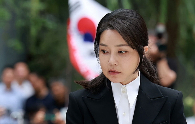 도이치모터스 주가조작 연루 의혹 등을 받는 김건희 여사가 6일 오전 서울 종로구 김건희 특검팀(특별검사 민중기)사무실에 피의자 신분으로 소환되고 있다. ⓒ 파이낸셜데일리 / 뉴시스