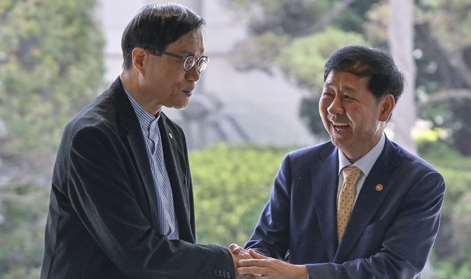 구윤철 경제 부총리 겸 기획재정부 장관이 7일 오전 서울 중구 한국은행을 방문해 이창용 한국은행 총재와 인사하고 있다. ⓒ 파이낸셜데일리 / 뉴시스