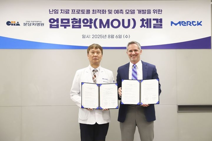 윤상욱 차 의과학대학교 분당차병원 원장과 크리스토프 하만 한국머크 헬스케어 대표이사가 공동 연구 협약(MOU)을 체결했다. ⓒ 파이낸셜데일리 / 한국머크 헬스케어