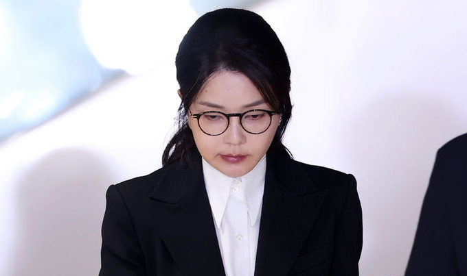 도이치모터스 주가조작 연루 의혹 등을 받는 김건희 여사가 6일 서울 종로구 김건희 특검팀(특별검사 민중기) 사무실에서 피의자 신분으로 조사를 마친 뒤 밖으로 나서고 있다. ⓒ 파이낸셜데일리 / 뉴시스