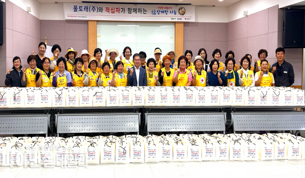 산성면 복지회관에서 읍·면 적십자봉사회원 30여명과 함께 무더위 속 삼계탕 나눔행사 ⓒ파이낸셜데일리/군위군