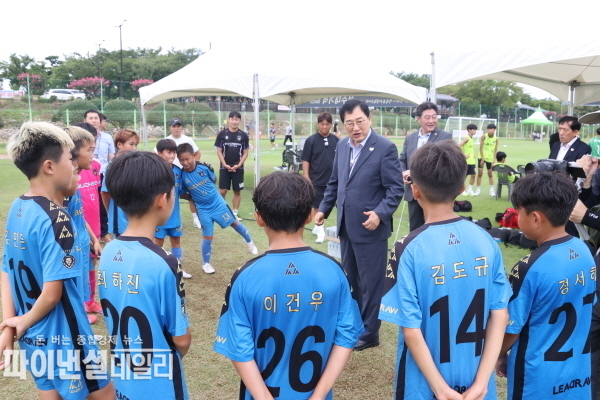경주 알천구장에서 열린 ‘2025 화랑대기’ 경기장. 주낙영 경주시장이 알천구장을 찾아 부천FC 유소년 선수단에게 격려 인사를 전하고 있다. ⓒ파이낸셜데일리/경주시