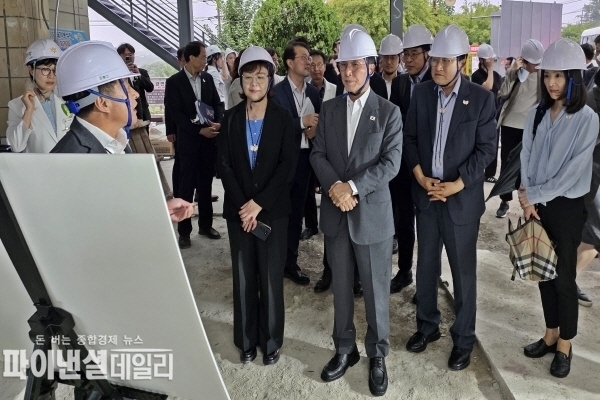 김민석 국무총리(앞줄 오른쪽에서 세 번째), 주낙영 경주시장(앞줄 오른쪽에서 두 번째), 김진아 외교부 2차관(앞줄 오른쪽 첫 번째)이 6일 경주 동국대병원 VIP 병동 개보수 현장을 찾아 관계자의 설명을 듣고 있다. ⓒ파이낸셜데일리/경주시