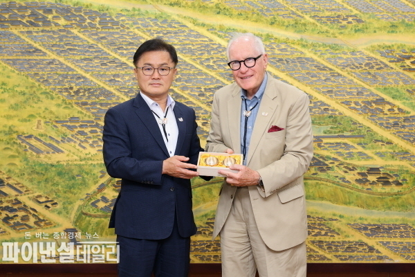 송호준 경주시 부시장, 데이빗 로든 경북도 투자유치 홍보대사 기념촬영을 하고 있다.ⓒ파이낸셜데일리/경주시
