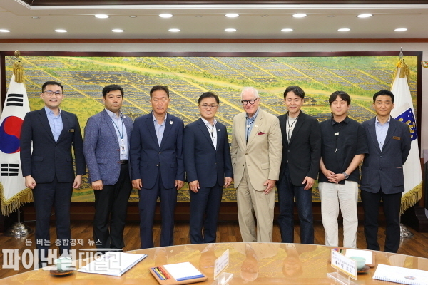  송호준 경주시 부시장(왼쪽 네 번째)이 지난 6일 시청 대외협력실에서 데이빗 로든 경북도 투자유치 홍보대사(왼쪽 다섯 번째)와 간담회를 가진 뒤 관계자들과 기념촬영을 하고 있다.ⓒ파이낸셜데일리/경주시