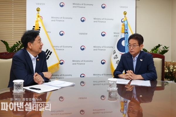이철우 경상북도지사, 구윤철 경제부총리를 만나 경북의 지속 가능한 미래를 위한 4대 핵심 국가 투자 예산사업의 국비 지원을 건의 ⓒ파이낸셜데일리/경북도
