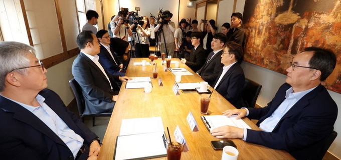 김국일(왼쪽 두번째) 보건복지부 보건의료정책관과 한성존(오른쪽 세번째) 대한전공의협의회 비대위원장 등 참석자가 7일 오전 서울 종로구 달개비에서 열린 전공의 수련협의체 3차 회의 시작에 앞서 대화하고 있다. ⓒ 파이낸셜데일리 / 뉴시스