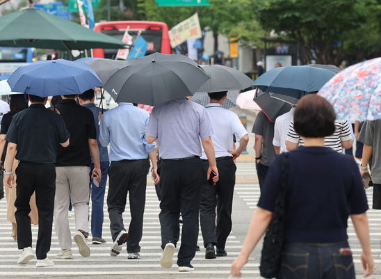 수도권을 비롯한 중부지역에 호우가 예보된 6일 서울 종로구 광화문광장에서 시민들이 우산을 쓰고 이동하고 있다. ⓒ 파이낸셜데일리 / 뉴시스
