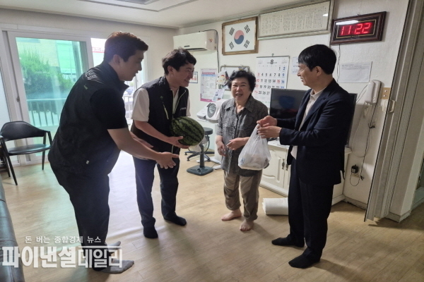 말복을 맞아 완산동청년회가 관내 13개소 경로당에 수박과 통닭을 전달 ⓒ파이낸셜데일리/영천시