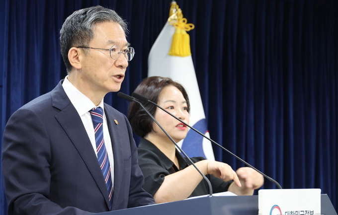 정성호 법무부 장관이 11일 서울 종로구 정부서울청사에서 조국 조국혁신당 전 대표와 윤미향 더불어민주당 전 의원 등 광복절 특별사면 관련 브리핑을 하고 있다. ⓒ 파이낸셜데일리 / 뉴시스