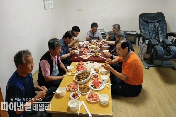 관내 24개리 마을회관 수박 2통씩(약 200만원 상당)전달, 무더위에 지친 주민들의 건강을 기원 ⓒ파이낸셜데일리/의성군