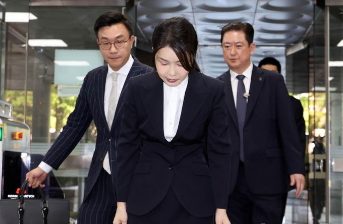 자본시장과 금융투자업에 관한 법률 위반, 정치자금법 위반, 특정범죄 가중처벌 등에 관한 법률 위반(알선수재) 등의 혐의를 받는 윤석열 전 대통령 부인 김건희 씨가 12일 오전 서울 서초구 서울중앙지법에서 열린 구속 전 피의자 심문(영장실질심사)에 출석하며 인사하고 있다. ⓒ 파이낸셜데일리 / 뉴시스
