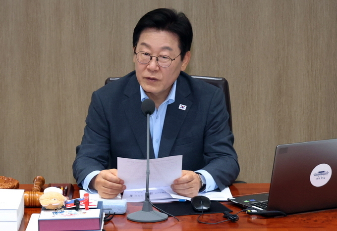 이재명 대통령이 12일 서울 용산 대통령실 청사에서 열린 국무회의에서 발언하고 있다. 이 대통령 자리에 광복 80주년 기념 태극기 달기 캠페인 열쇠고리와 네임택이 놓여 있다. ⓒ 파이낸셜데일리 / 뉴시스