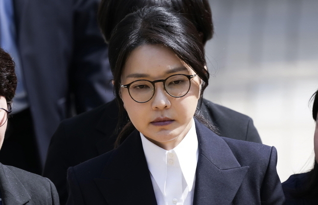 자본시장과 금융투자업에 관한 법률 위반, 정치자금법 위반, 특정범죄 가중처벌 등에 관한 법률 위반(알선수재) 등의 혐의를 받는 윤석열 전 대통령 부인 김건희 씨가 12일 오후 서울 서초구 서울중앙지법에서 열린 구속 전 피의자 심문(영장실질심사)를 마친 뒤 법원을 나서고 있다. ⓒ 파이낸셜데일리 / 뉴시스