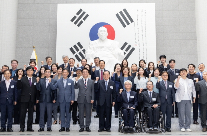 김민석(앞줄 왼쪽 다섯 번째) 국무총리가 21일 오후 서울 용산구 백범김구기념관에서 열린 광복 80년 기념사업추진위원회 출범식에서 이종찬(앞줄 왼쪽 여섯 번째) 광복회장 겸 공동위원장을 비롯한 추진위원들과 기념촬영을 하고 있다. ⓒ 파이낸셜데일리 / 뉴시스