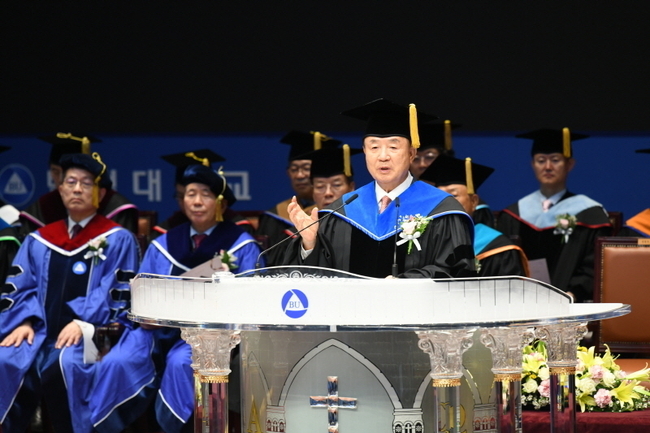 백석대 2024학년도 후기 학위수여식에서 장종현 총장이 훈사를 전하고 있다. ⓒ 파이낸셜데일리 / 백석대학교