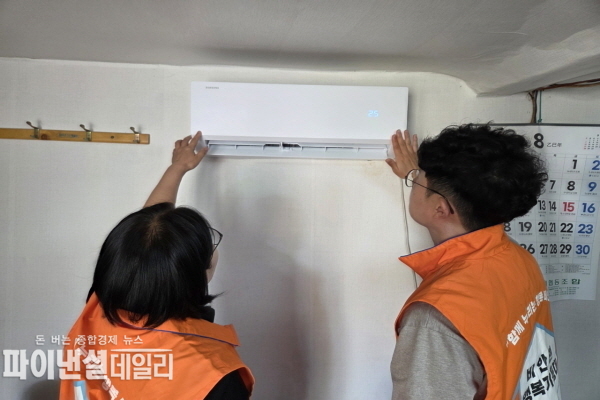 관내 취약계층 독거 어르신 가정에 에어컨을 설치'하는 지원 활동 ⓒ파이낸셜데일리/의성군