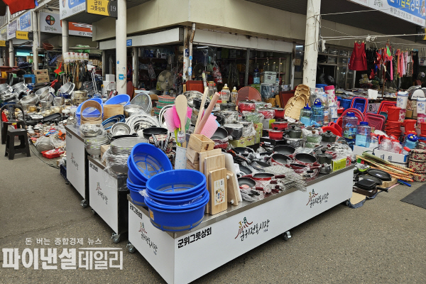  군위전통시장 내 노후된 점포 판매대를 철거 맞춤형 신규 판매대를 설치 ⓒ파이낸셜ㄷ일리/군위군
