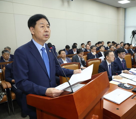 구윤철 경제부총리 겸 기획재정부 장관이 19일 서울 여의도 국회에서 열린 기획재정위원회 전체회의에서 업무보고를 하고 있다. ⓒ 파이낸셜데일리 / 뉴시스