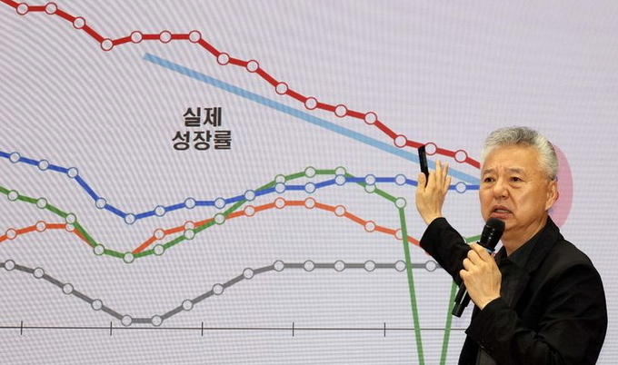 홍성국 국정기획자문위 경제1분과 위원이 19일 오전 서울 여의도 국회 의원회관 소회의실에서 열린 ‘경제는 민주당, 새정부의 국정과제와 대한민국 경제대전환’ 세미나에서 이재명 정부의 경제정책방향과 최근 경제동향에 대해 강연하고 있다. ⓒ 파이낸셜데일리 / 뉴시스