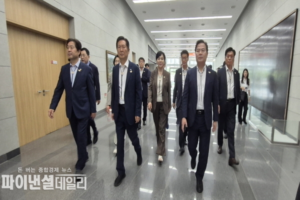 정청래 민주당 대표를 비롯한 최고위원, 임미애 경북도당 위원장 등 민주당 국회의원 13명이 19일 경주를 방문해 아시아태평양경제협력체(APEC) 진행 상황에 관한 보고를 받고, 기반 시설 건설 현장 등 준비 상황을 점검했다.ⓒ파이낸셜데일리/경북도