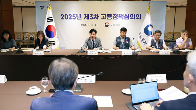 김영훈 고용노동부 장관이 지난 19일 제3차 고용정책심의회에 참석하고 있다. ⓒ 파이낸셜데일리 / 고용노동부