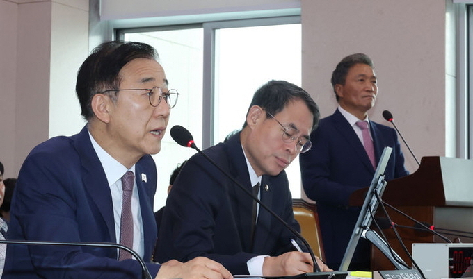 김윤덕 국토교통부 장관이 21일 서울 여의도 국회에서 열린 국토교통위원회 전체회의에서 맹성규 국토위원장의 인천공항공사 관련 질의에 답하고 있다. ⓒ 파이낸셜데일리 / 뉴시스