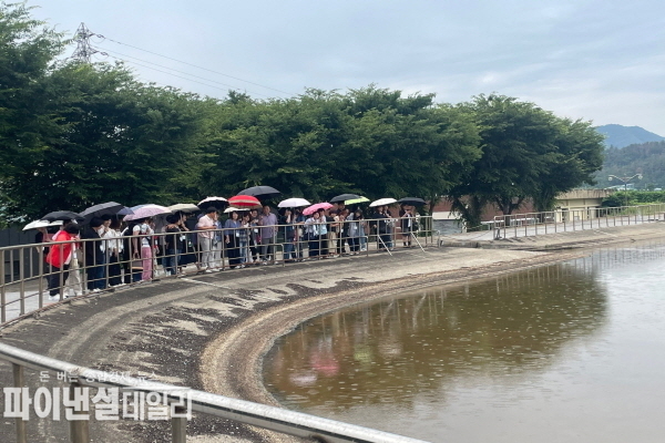 경주시 공공하수처리장을 찾은 견학 참가자들이 혐기조 시설을 둘러보고 있다.ⓒ파이낸셜데일리/경주시