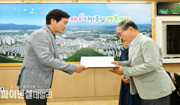 故장해익 상병의 유가족에게 국방부장관을 대신해 화랑무공훈장을 전수 ⓒ파이낸셜데일리/경산시