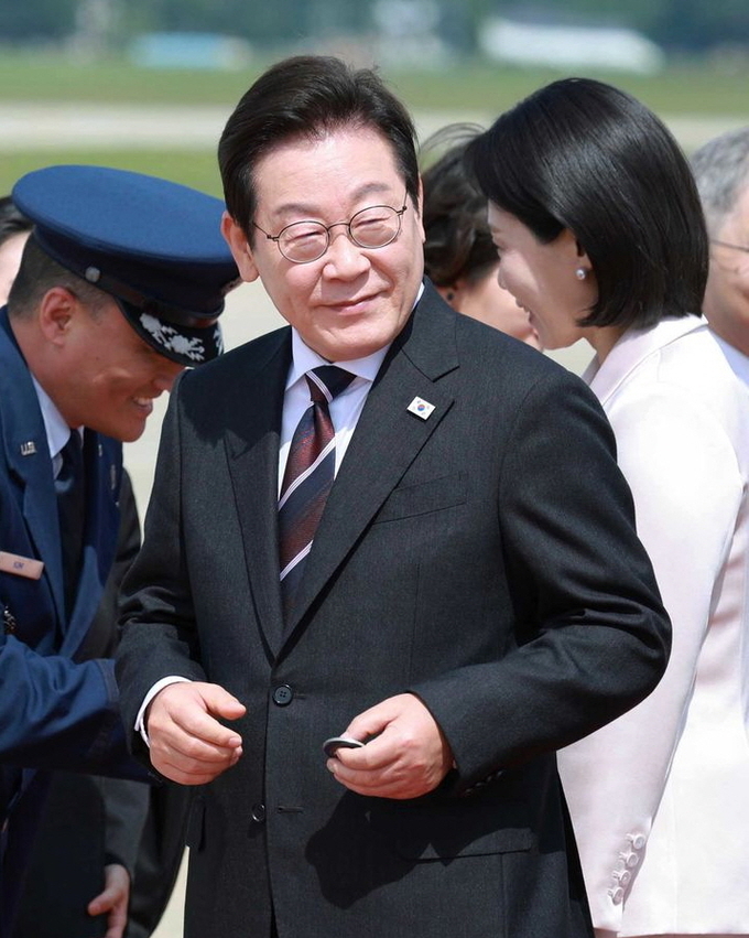 한미 정상회담을 위해 미국을 방문한 이재명 대통령이 24일(현지 시간) 워싱턴DC 앤드루스 공군기지에 도착해 조슈아 킴 대령으로부터 작은 선물을 받고 이동하고 있다. ⓒ 파이낸셜데일리 / 뉴시스