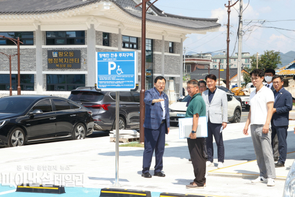 주낙영 시장이 중부·황오동 통합행정복지센터 신축 현장을 찾아 관계자들과 공정 상황을 점검하고 있다.ⓒ파이낸셜데일리/경주시