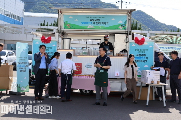 임직원들을 위해 시원한 음료와 휴대용 넥밴드 선풍기 제공 ‘찾아가는 폭염대응특공대’를 시행ⓒ파이낸셜데일리/한수원