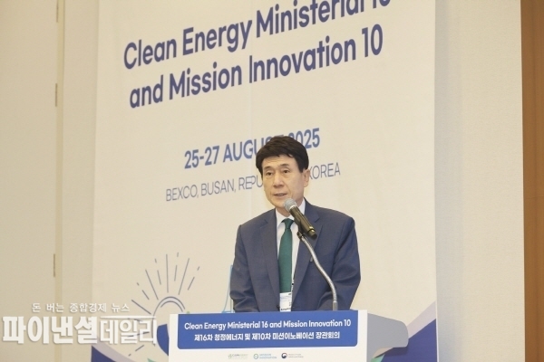 부산 벡스코에서 열린 제16차 청정에너지 장관회의 및 제10차 미션이노베이션 장관회의에서 고위급 대화 세션과 글로벌녹색성장기구 세션에 참가해 포항시의 청정에너지 전환 노력과 탄소중립 정책 주요성과를 발표하고 있는 이강덕 포항시장.ⓒ파이낸셜데일리/포항시