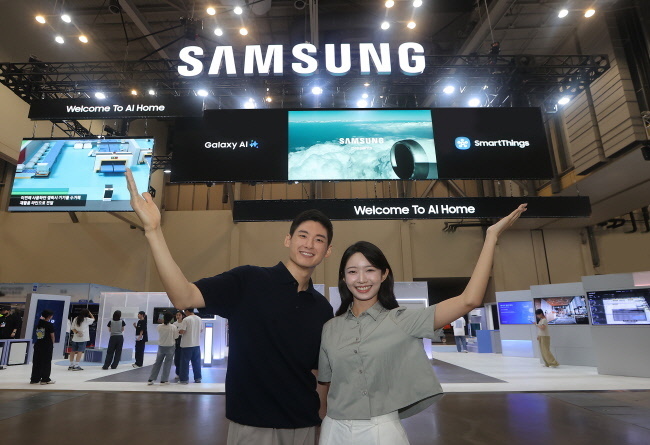 삼성전자 모델이 '기후산업국제박람회(WCE) 2025'가 열리는 부산 벡스코에 위치한 삼성전자 전시관을 소개하고 있다. ⓒ 파이낸셜데일리 / 삼성전자