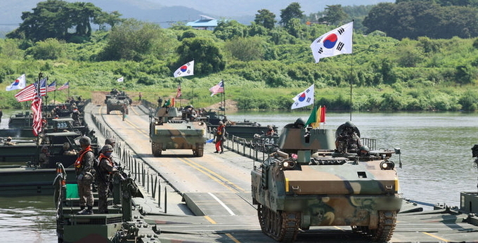 27일 오전 경기 여주시 강변유원지 일대 훈련장에서 7공병여단과 미2사단 장병들이 한미연합 도하훈련을 하고 있다. ⓒ 파이낸셜데일리 / 뉴시스