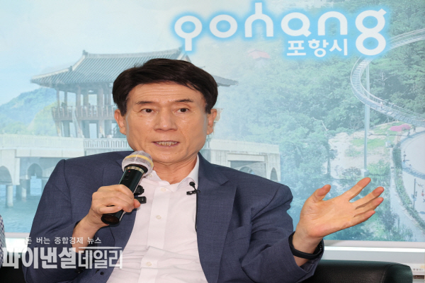 시청 브리핑룸 기자간담회에서 이강덕 포항시장은 지역균형발전을 선도 할 산업·주거·복지 융합형 통합 주거복지모델 구축 ⓒ파이낸셜데일리/박미화 기자