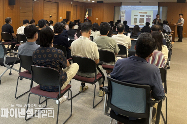 제2차 건축 행정 건실화 교육’ 및 포항지역 건축사회 소속 건축사들과 간담회 ⓒ파이낸셜데일리/포항시