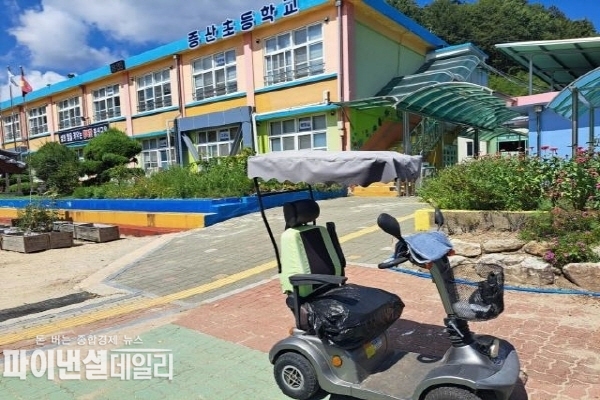 어르신들이 등교할 때 타고 오신 전기스쿠터가 황량한 운동장을 지키고 있다 ⓒ파이낸셜데일리/김천시민 제보