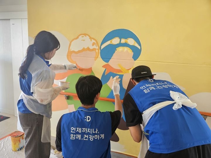  동아쏘시오그룹 신입사원들이 경북 상주 공검초등학교에서 벽화 그리기 봉사활동을 진행했다. ⓒ 파이낸셜데일리 / 동아쏘시오그룹