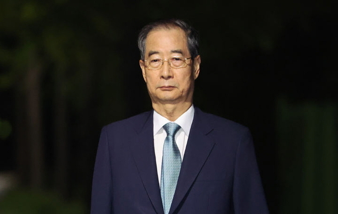 한덕수 전 총리가 27일 경기 의왕시 서울구치소에서 구속 전 피의자 심문(영장실질심사)이 기각되자 구치소를 나서고 있다. ⓒ 파이낸셜데일리 / 뉴시스