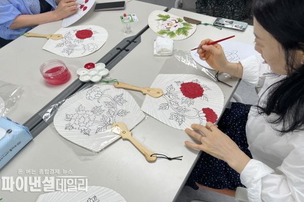 주민들의 건강 증진과 여가 활용에 중점을 두어, △셔플댄스 △에어로폰 등의 신설 강좌 ⓒ파이낸셜데일리/의성군