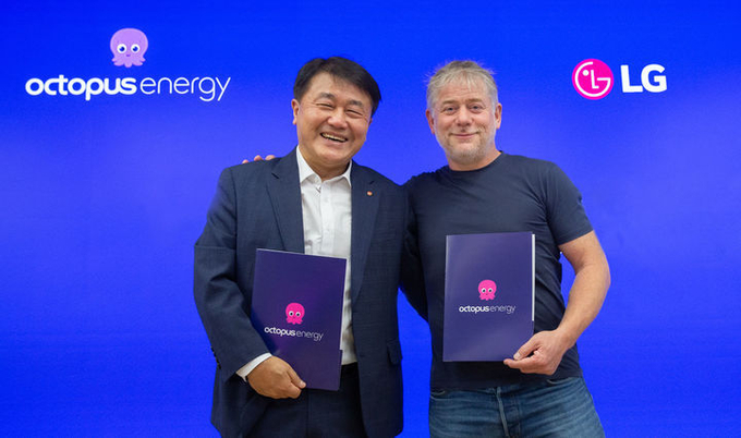 LG전자가 지난달 28일 영국 최대 전력회사 옥토퍼스 에너지와 손잡고 유럽 클린테크 분야의 전략적 협업을 위한 양해각서(MOU)를 체결했다. 협약식에서 윤태봉(사진 왼쪽) LG전자 해외영업본부장 부사장과 옥토퍼스 CEO 겸 설립자 그레그 잭슨이 기념 촬영을 하고 있다. ⓒ 파이낸셜데일리 / LG전자 