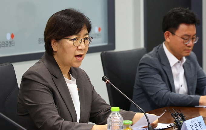 정 장관은 "국민이 언제 어디서나 필수 의료 서비스를 안심하고 이용할 수 있도록 공공의료 강화를 기반으로 지역 완결 필수의료체계를 구축하고 의료진이 긍지를 갖고 근무할 수 있는 의료 환경을 조성하는 것은 정부와 의료계 모두 공감하는 정책 목표일 것"이라며 새 정부의 보건의료 정책 추진 과정에서 보건의약단체들의 적극적인 참여와 협조를 당부했다. ⓒ 파이낸셜데일리 / 뉴시스