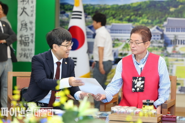 이철우 경상북도지사는 3일 도청에서 진행된 인터뷰를 통해 단체 관광객 무비자 허용에 맞춘 중국인 관광객 유치 방안, 10월 개최되는 APEC 정상회의에 대한 준비 상황 등을 직접 소개했다. ⓒ파이낸셜데일리/경북도