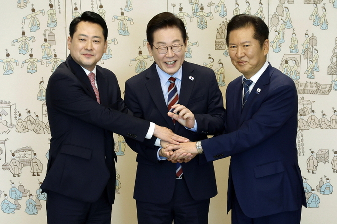 이재명 대통령이 8일 서울 용산 대통령실 청사에서 열린 여야 지도부 오찬 회동에서 정청래 더불어민주당 대표, 장동혁 국민의힘 대표와 기념촬영을 하고 있다. ⓒ 파이낸셜데일리 / 뉴시스