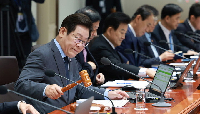 이재명 대통령이 9일 서울 용산 대통령실 청사에서 열린 제41회 국무회의에서 의사봉을 두드리며 개회 선언을 하고 있다. ⓒ 파이낸셜데일리 / 뉴시스