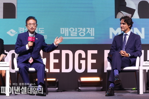 이철우 도지사 세계지식포럼에서 쥐스탱 트뤼도 캐나다 前 총리와 ‘아시아태평양경제협력체(APEC)가 주도하는 포용적 성장’이라는 주제로 특별 대담ⓒ파이낸셜데일리/경북도