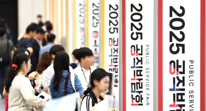  '2025 공직박람회'가 열린 10일 경기 수원시 영통구 수원컨벤션센터에서 관람객들이 부스를 둘러보고 있다.경기도와 인사혁신처가 공동 개최한 이번 공직박람회는 중앙부처·지방자치단체·공공기관 등 70여 개 기관이 참가했다. ⓒ 파이낸셜데일리 / 뉴시스