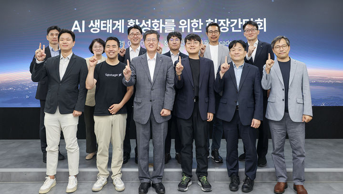 신용보증기금은 지난 10일 서울 금천구 소재 인터엑스 AX연구소에서 인공지능(AI) 생태계 활성화를 위한 현장간담회를 개최했다. 최원목 신용보증기금 이사장(앞줄 왼쪽에서 세 번째)이 참석자들과 기념 촬영을 하고 있다. ⓒ 파이낸셜데일리 / 신용보증기금
